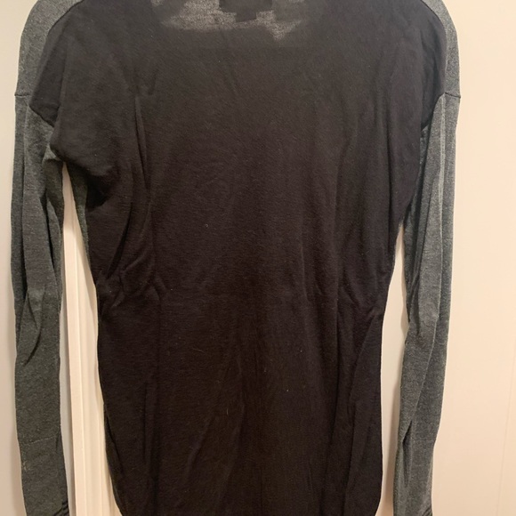 Color block lightweight long sleeve v neck women’s sweater - Picture 2 of 3